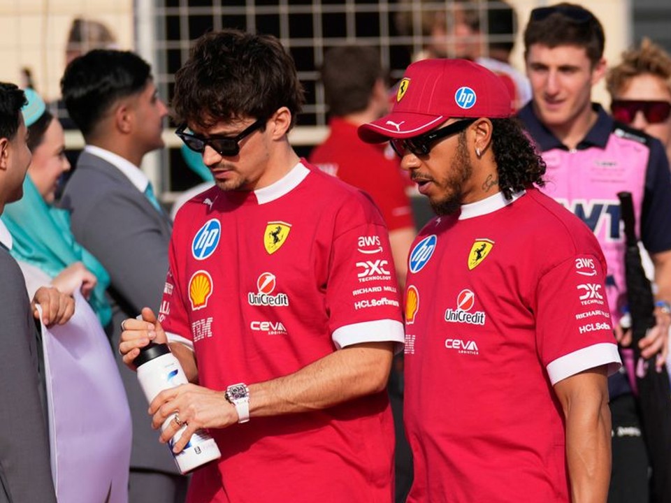 Charles Leclerc (vľavo) a Lewis Hamilton (vpravo)