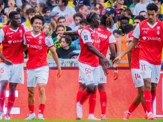 Hráči Stade Reims sa tešia z gólu