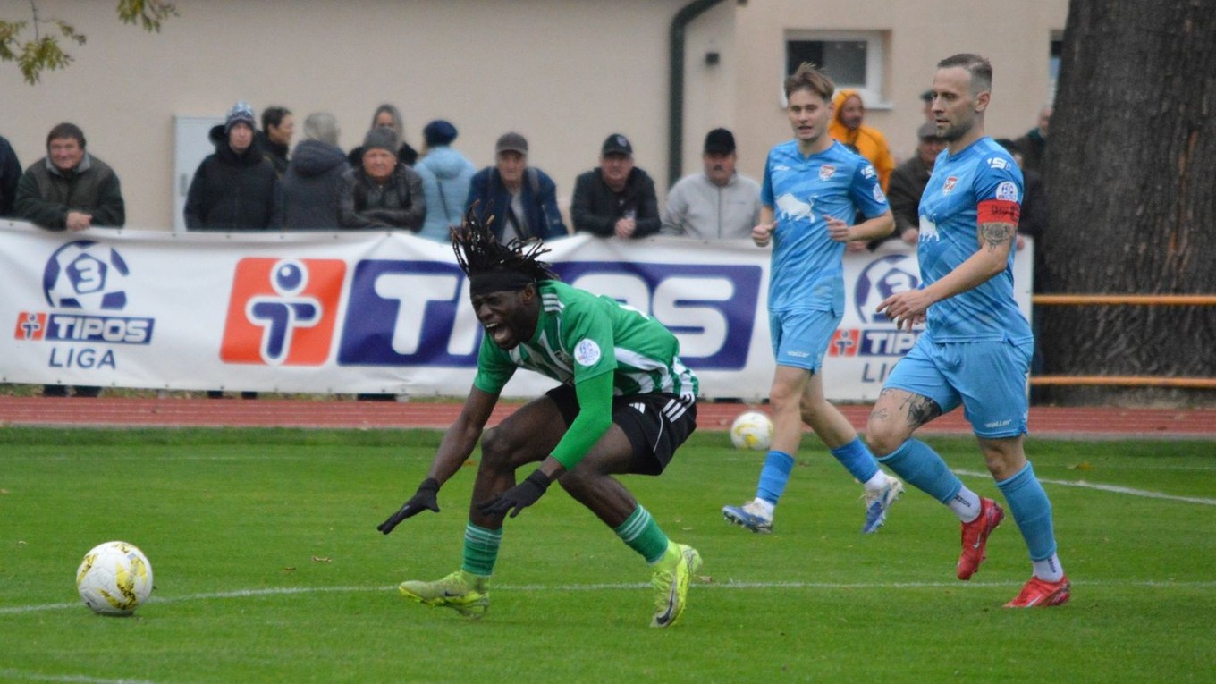 Collins Terese Toshor (Kalinovo) ide k zemi, sleduje ho kapitán Rimavskej Soboty Csaba Juhász a v pozadí Milan Sučák.