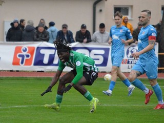 Collins Terese Toshor (Kalinovo) ide k zemi, sleduje ho kapitán Rimavskej Soboty Csaba Juhász a v pozadí Milan Sučák.