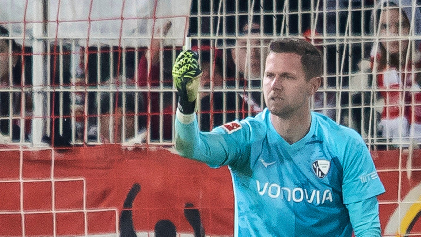 Brankár Patrick Drewes so zapaľovačom.