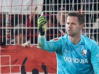 Brankár Patrick Drewes so zapaľovačom.