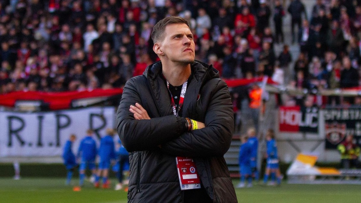 Športový riaditeľ Spartaka Trnava Martin Škrtel v zápase 11. kola Niké ligy Spartak Trnava - Slovan Bratislava.