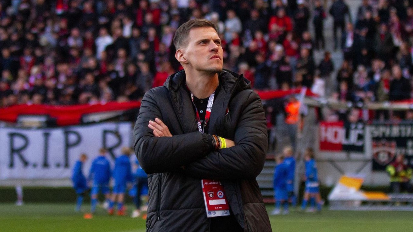 Športový riaditeľ Spartaka Trnava Martin Škrtel v zápase 11. kola Niké ligy Spartak Trnava - Slovan Bratislava.