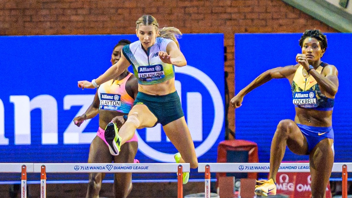 Uprostred slovenská atlétka Emma Zapletalová.