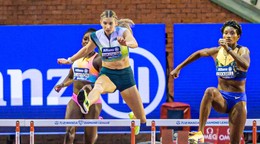 Uprostred slovenská atlétka Emma Zapletalová.