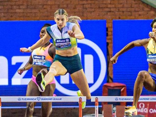 Uprostred slovenská atlétka Emma Zapletalová.