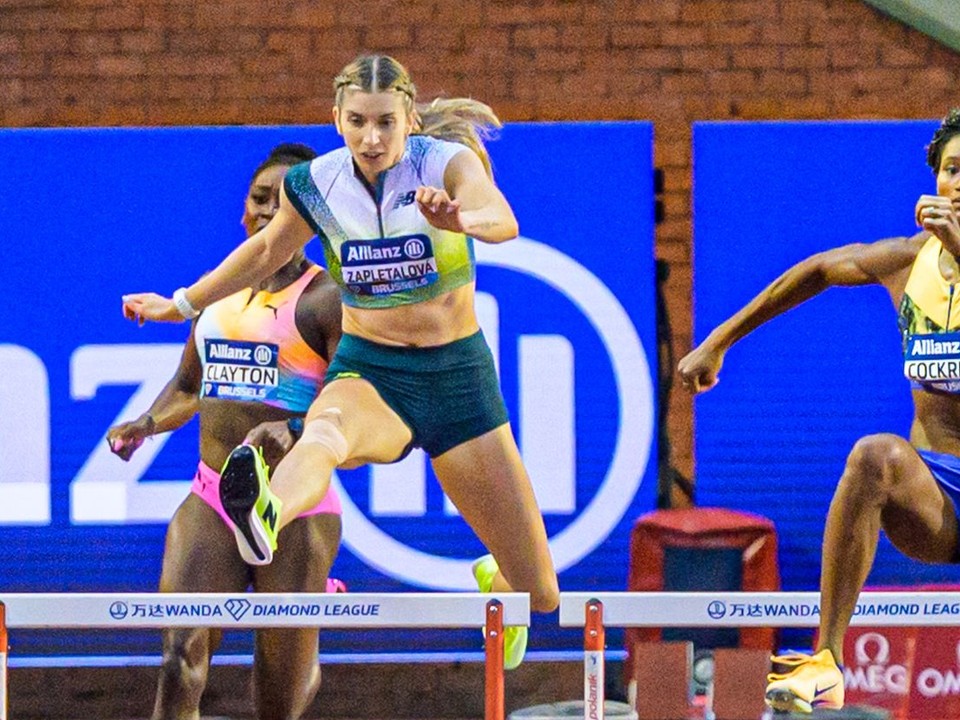 Uprostred slovenská atlétka Emma Zapletalová.