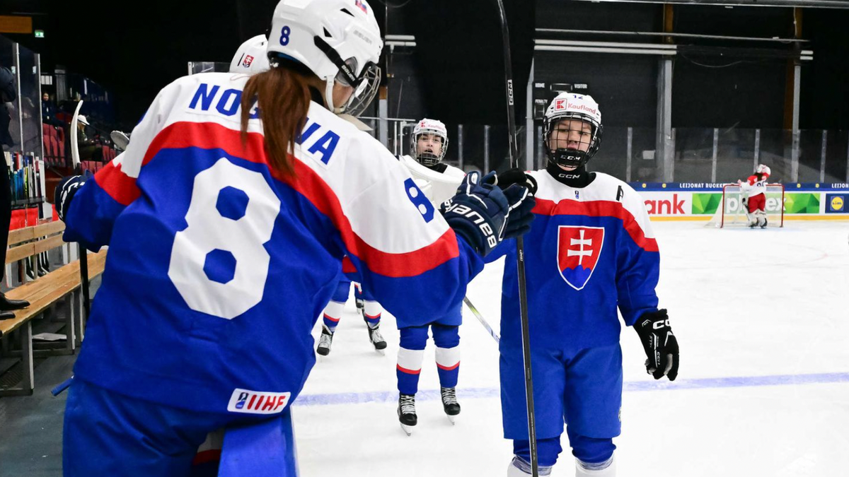 Nela Lopušanová sa teší z gólu. 