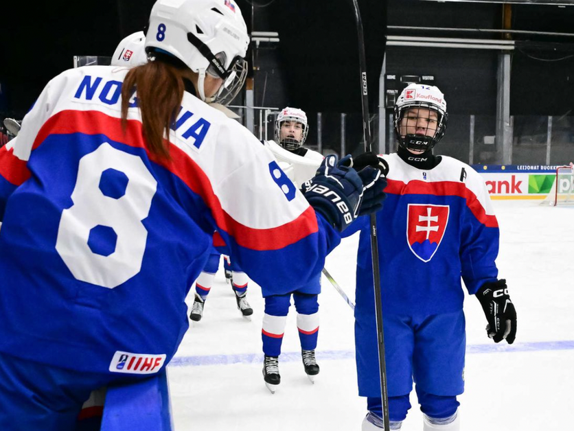 Nela Lopušanová sa teší z gólu.