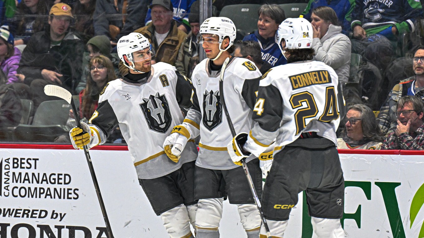 Jozef Viliam Kmec sa teší zo spoluhráčmi z gólu.