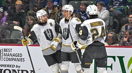 Jozef Viliam Kmec sa teší zo spoluhráčmi z gólu.