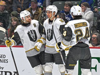 Jozef Viliam Kmec sa teší zo spoluhráčmi z gólu.