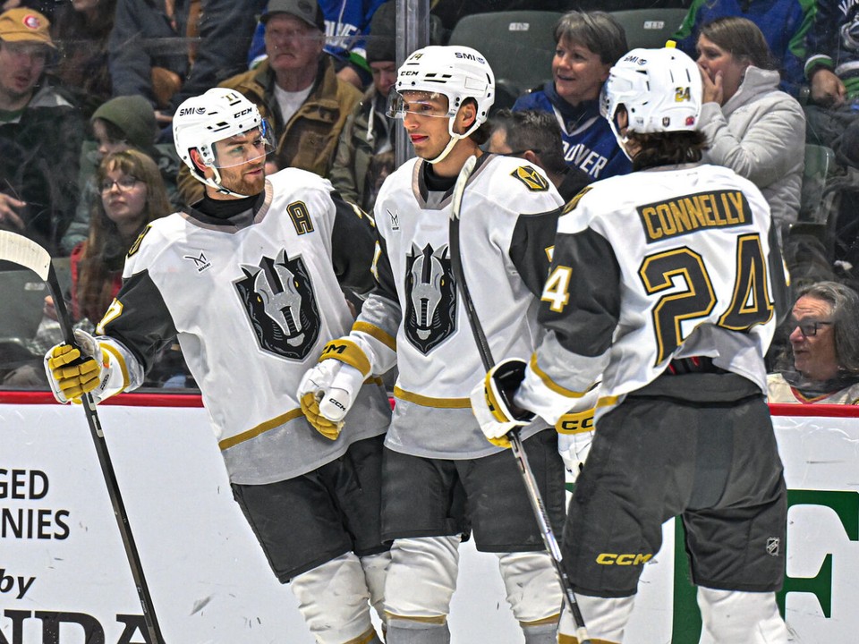 Jozef Viliam Kmec sa teší zo spoluhráčmi z gólu.