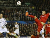 Cristiano Ronaldo (vľavo) a Martin Škrtel v zápase Liverpool FC - Real Madrid.