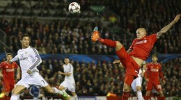 Cristiano Ronaldo (vľavo) a Martin Škrtel v zápase Liverpool FC - Real Madrid.