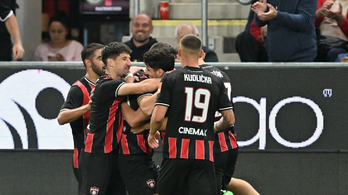 Futbalisti FC Spartak Trnava oslavujú gól do siete FC Košice.