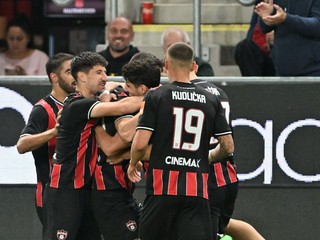 Futbalisti FC Spartak Trnava oslavujú gól do siete FC Košice.