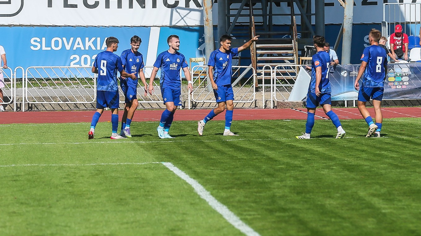 Slovan Bratislava B oslavuje gól. 