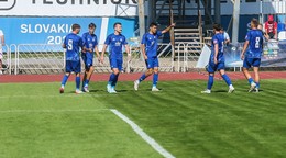 Slovan Bratislava B oslavuje gól. 