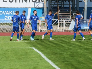 Slovan Bratislava B oslavuje gól. 