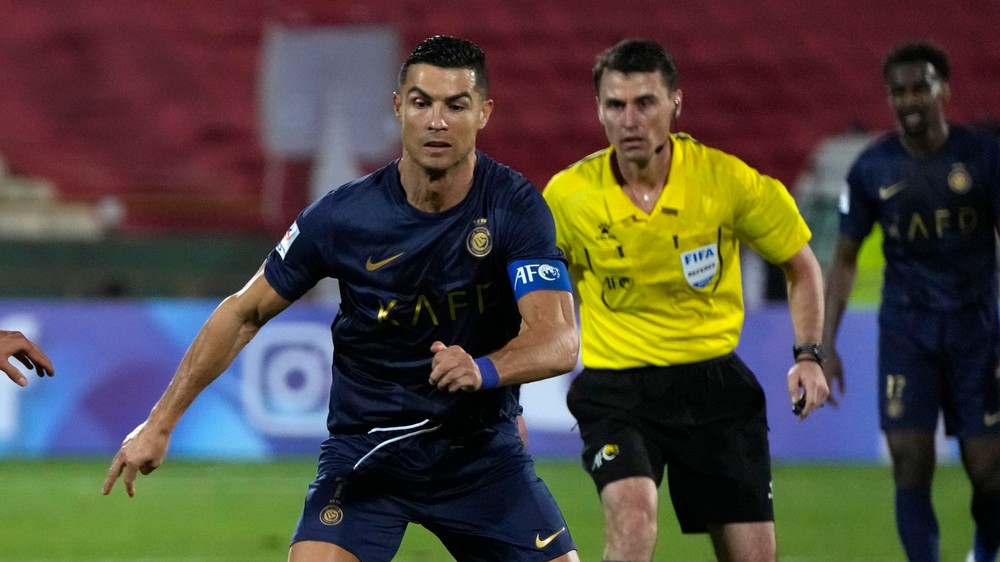 Európskemu futbalu hrozí problém, Arabi chcú kupovať už aj rozhodcov