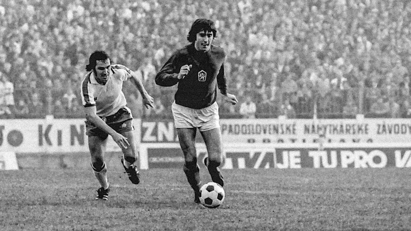 Paul Madeley a Anton Ondruš v zápase kvalifikácie ME 1976 Československo - Anglicko (2:1) 30. októbra 1975 v Bratislave.




