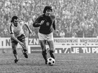 Paul Madeley a Anton Ondruš v zápase kvalifikácie ME 1976 Československo - Anglicko (2:1) 30. októbra 1975 v Bratislave.




