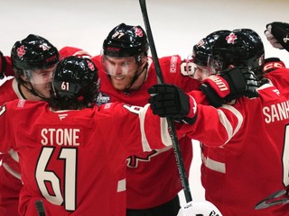 Kanadskí hráči oslavujú gól