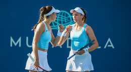 Slovenská tenistka Tereza Mihalíková (vľavo) s Britkou Oliviou Nichollsovou.