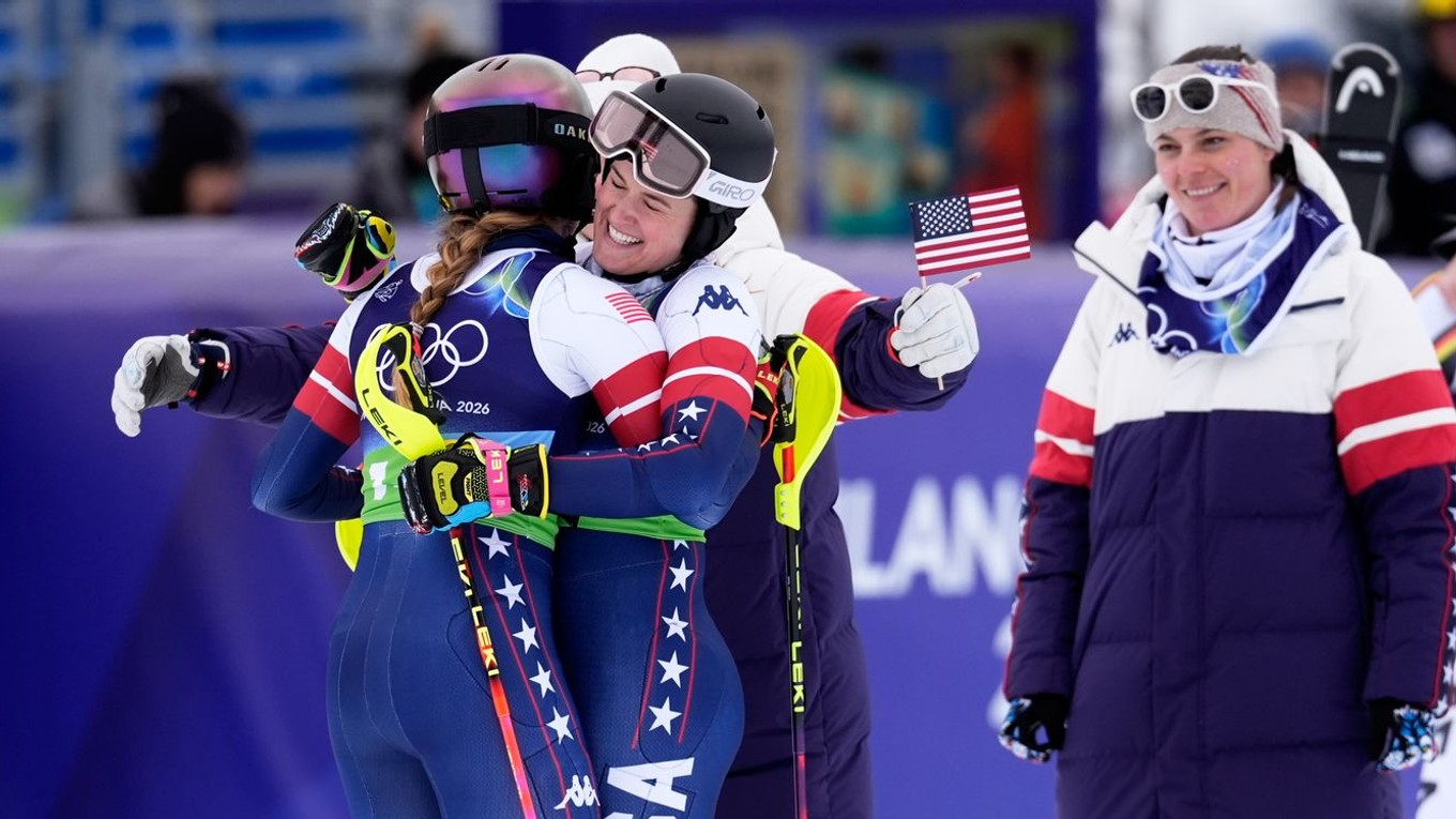 Mikaela Shiffrinová (vľavo) sa objíma so svojím tímom v cieli slalomu tímovej kombinácie žien.