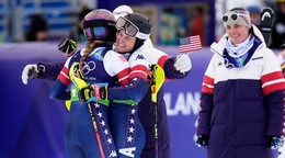 Mikaela Shiffrinová (vľavo) sa objíma so svojím tímom v cieli slalomu tímovej kombinácie žien.