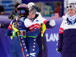 Mikaela Shiffrinová (vľavo) sa objíma so svojím tímom v cieli slalomu tímovej kombinácie žien.