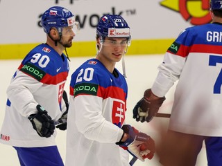 Slovenskí hokejisti, zľava Tomáš Tatar, Juraj Slafkovský a Mário Grman.