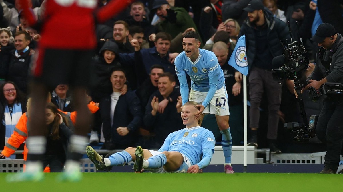 Phil Foden (hore) a Erling Haaland sa tešia po strelenom góle v zápase 27. kola Premier League Manchester City - Manchester United.