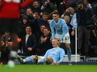 Phil Foden (hore) a Erling Haaland sa tešia po strelenom góle v zápase 27. kola Premier League Manchester City - Manchester United.