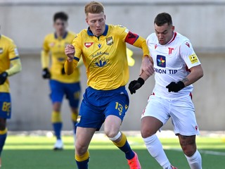 Milan Corryn (vpravo) v súboji so Zsoltom Kalmárom vo februárovom zápase medzi Trenčínom a DAC