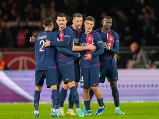 Milan Škriniar (tretí zľava) sa teší so spoluhráčmi Paríža St. Germain 
