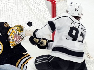Brandt Clarke prekonáva v predĺžení Linusa Ullmarka v bráne Boston Bruins a strieľa svoj prvý gól v NHL.