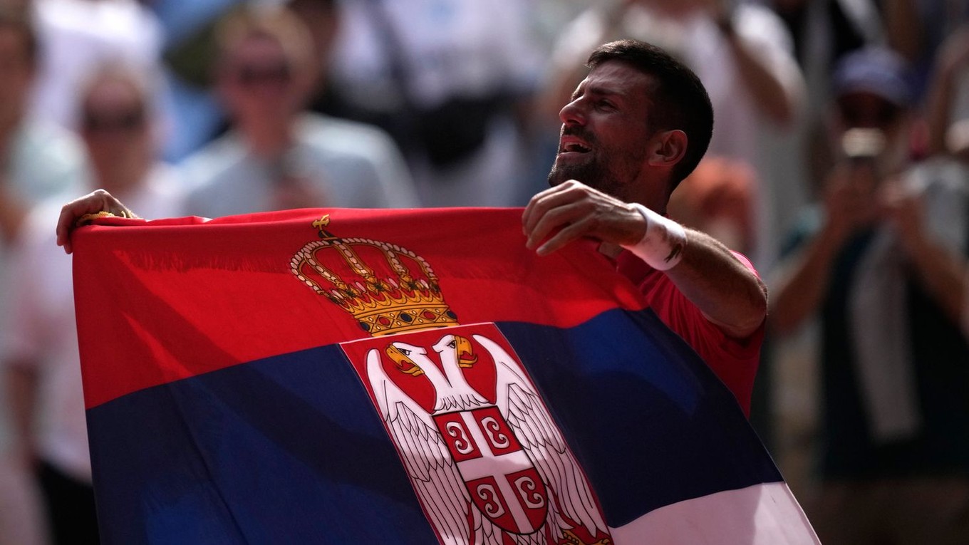 Novak Djokovič sa raduje so srbskou vlajkou