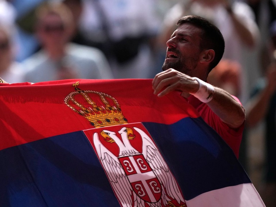 Novak Djokovič sa raduje so srbskou vlajkou