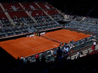 prázdne dejisko tenisového turnaja v Madride počas výpadku elektrického prúdu