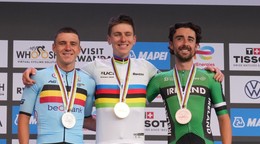 Zľava Remco Evenepoel, Tadej Pogačar a Ben Healy na pódiu MS v cyklistike 2025.