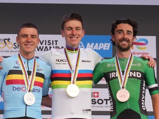 Zľava Remco Evenepoel, Tadej Pogačar a Ben Healy na pódiu MS v cyklistike 2025.