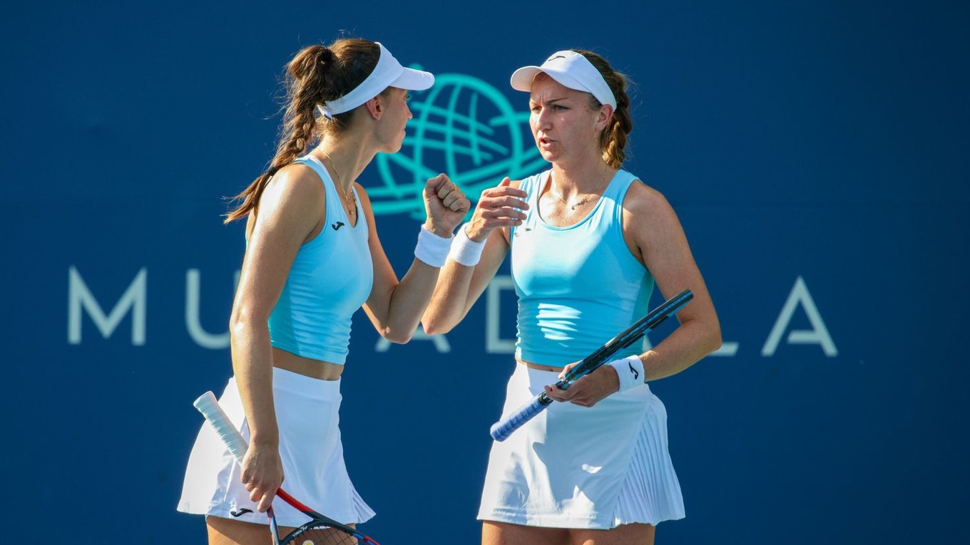 Slovenská tenistka Tereza Mihalíková (vľavo) s Britkou Oliviou Nichollsovou.