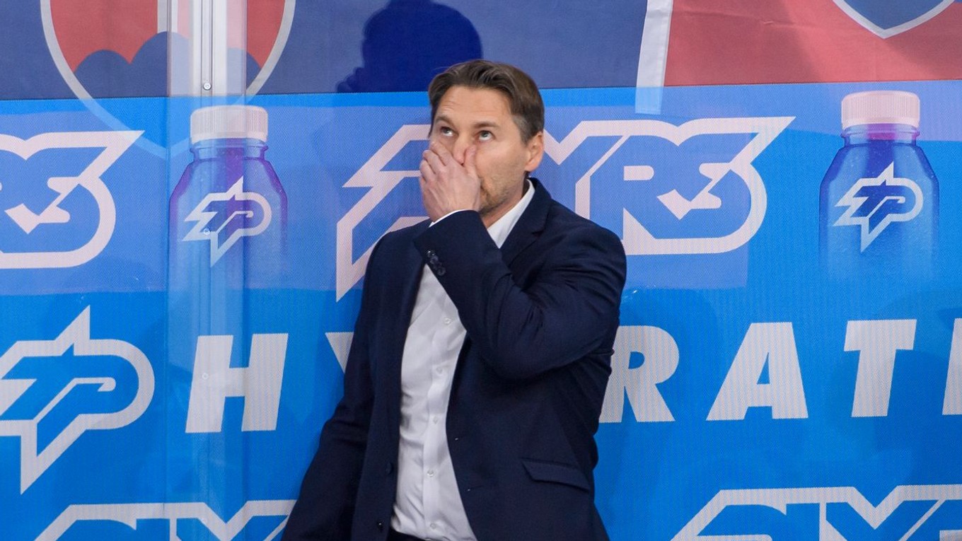Tréner Vladimír Országh na lavičke Slovenska počas MS v hokeji 2025. 