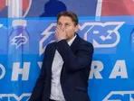 Tréner Vladimír Országh na lavičke Slovenska počas MS v hokeji 2025. 