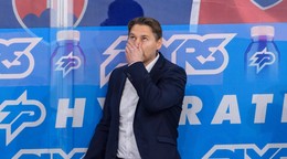 Tréner Vladimír Országh na lavičke Slovenska počas MS v hokeji 2025. 