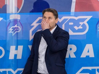 Tréner Vladimír Országh na lavičke Slovenska počas MS v hokeji 2025. 