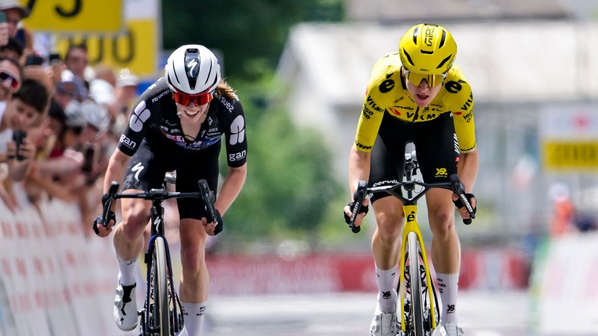Femke de Vriesová (vpravo) zdolala Lauren Dicksonovú v 1. etape Okolo Švajčiarska 2026.